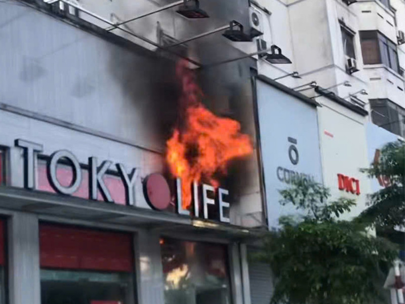 Cháy cửa hàng thời trang ở phố Phạm Ngọc Thạch