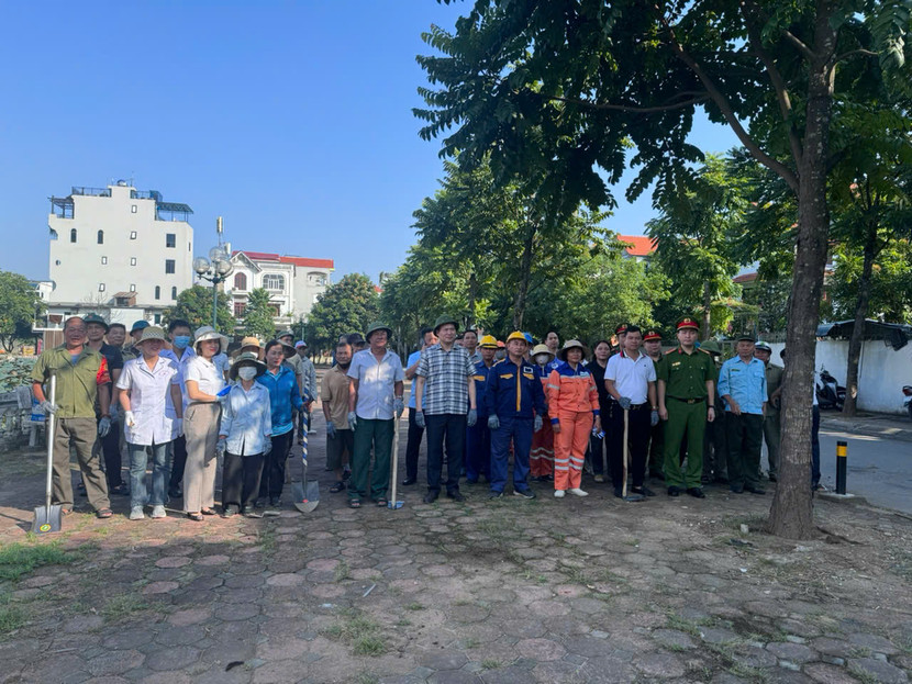 Ra quân xử lý, dọn dẹp môi trường cảnh quan khu vực tại điểm Hồ Nhất Đẳng, phường Phúc Lợi Ra quân xử lý, dọn dẹp môi trường cảnh quan khu vực tại điểm Hồ Nhất Đẳng, phường Phúc Lợi