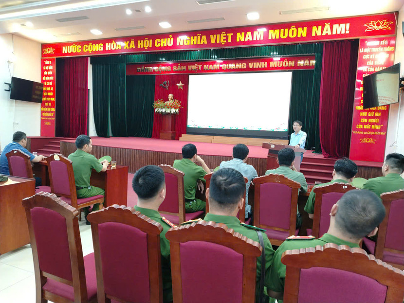 Đồng chí Nguyễn Quang Đặng - Chủ tịch UBND xã Vĩnh Thanh phát biểu tại lễ ra quân