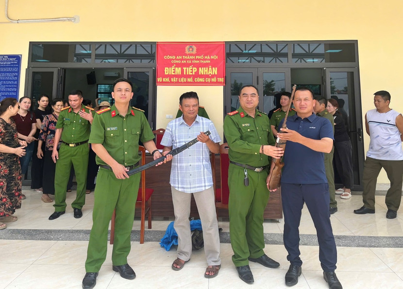 Người dân đến giao nộp vũ khí, vật liệu nổ và công cụ hỗ trợ tại các địa điểm thu hồi của xã Vĩnh Thanh Người dân đến giao nộp vũ khí, vật liệu nổ và công cụ hỗ trợ tại các địa điểm thu hồi của xã Vĩnh Thanh