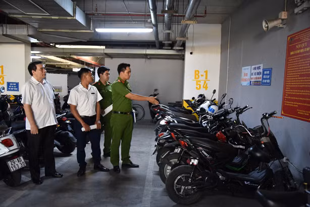 Lực lượng chức năng kiểm tra vị trí hầm và khu vực để xe điện, nơi sạc điện Lực lượng chức năng kiểm tra vị trí hầm và khu vực để xe điện, nơi sạc điện