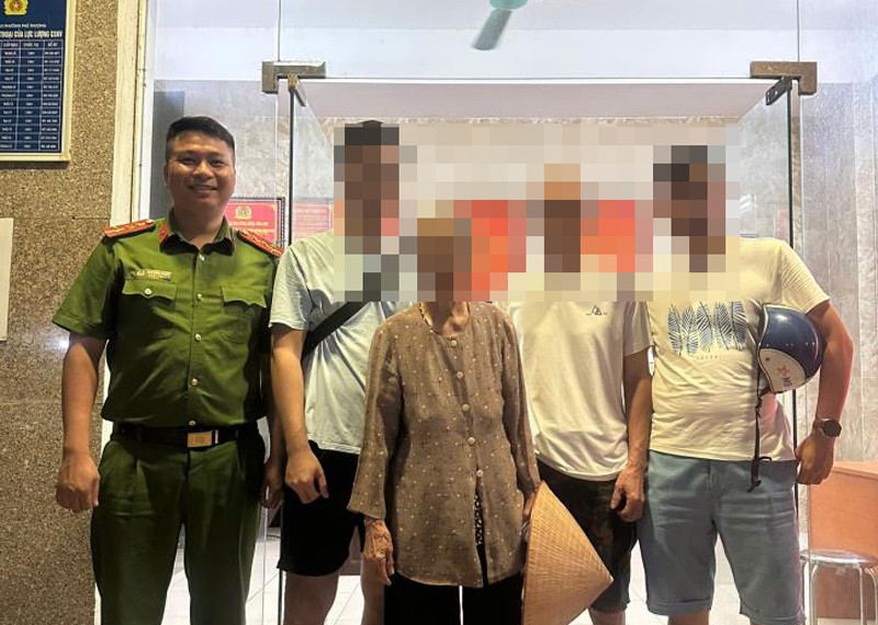 Công an phường Phú Thượng giúp đỡ cụ bà đi lạc trở về gia đình Công an phường Phú Thượng giúp đỡ cụ bà đi lạc trở về gia đình