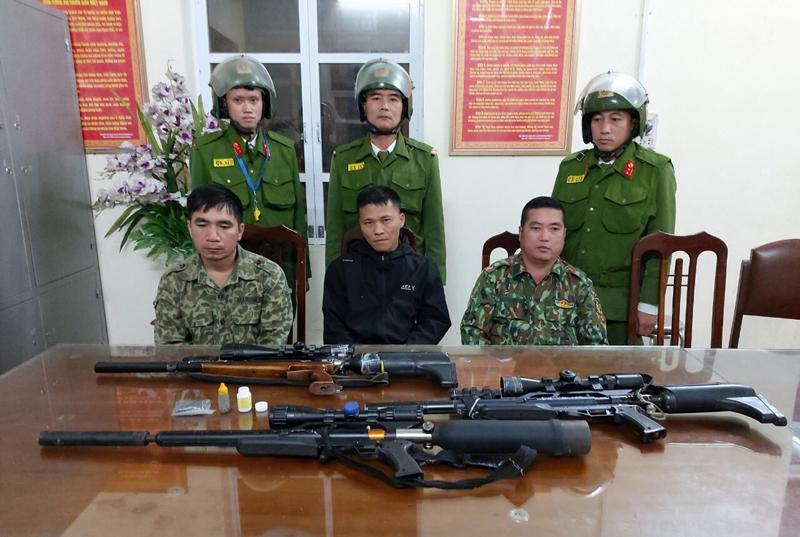 Bắt quả tang 3 đối tượng tàng trữ, sử dụng trái phép vũ khí ảnh 1 Bắt quả tang 3 đối tượng tàng trữ, sử dụng trái phép vũ khí ảnh 1