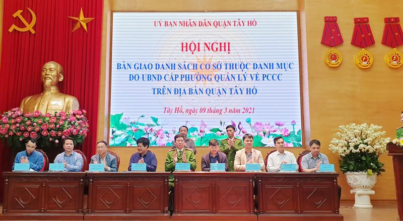 Phó Chủ tịch UBND quận Tây Hồ Nguyễn Lê Hoàng chứng kiến lễ bàn giao các danh mục các cơ sở do UBND cấp phường quản lý.