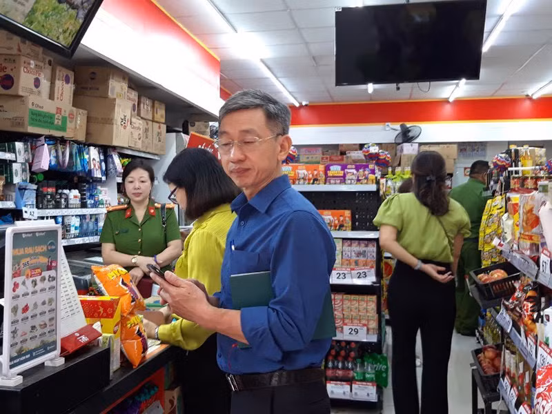 Đoàn kiểm tra cơ sở sản xuất bánh Trung thu trên địa bàn phường Thụy Khuê