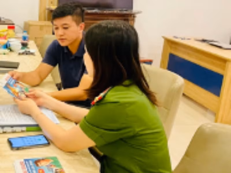 Lực lượng Cảnh sát PCCC và CNCH - Công an quận Tây Hồ phá tờ rơi tuyên truyền người dân thực hiện các biện pháp an toàn cháy, nổ dịp nghỉ lễ