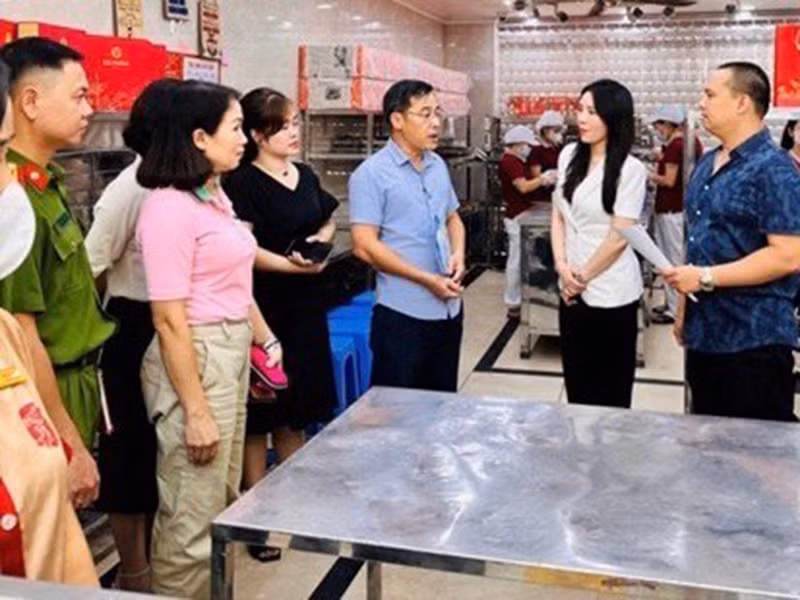 Bà Bùi Thị Lan Phương, Phó Chủ tịch UBND quận Tây Hồ, Trưởng đoàn kiểm tra cơ sở sản xuất bánh Trung thu trên địa bàn phường Thụy Khuê
