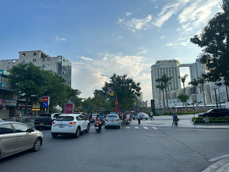 Nhiều phương tiện tuỳ tiện dừng đỗ trong khi đã có biển cấm, khiến ùn tắc gây ảnh hưởng đến giao thông