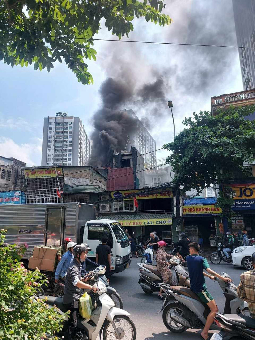 Chỉ trong ít phút khói đã bao trùm cao hàng chục mét Chỉ trong ít phút khói đã bao trùm cao hàng chục mét