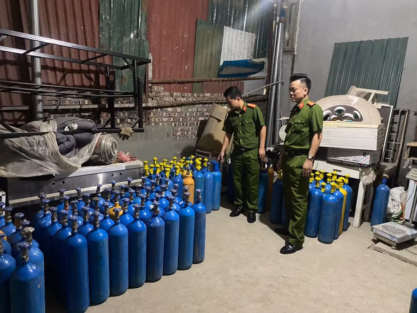 Tổ công tác kiểm tra, phát hiện nơi cất giấu số lượng lớn khí N20