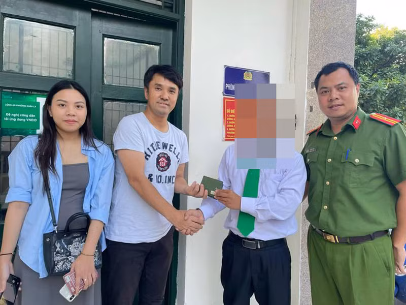 Công an phường Xuân La và anh T trao trả tài sản cho người đánh rơi