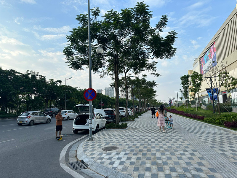 Mặc dù cơ quan chức năng đã cắm biển cấm dừng, đỗ nhưng các phương tiện vẫn vi phạm gây ảnh hưởng đến an toàn giao thông