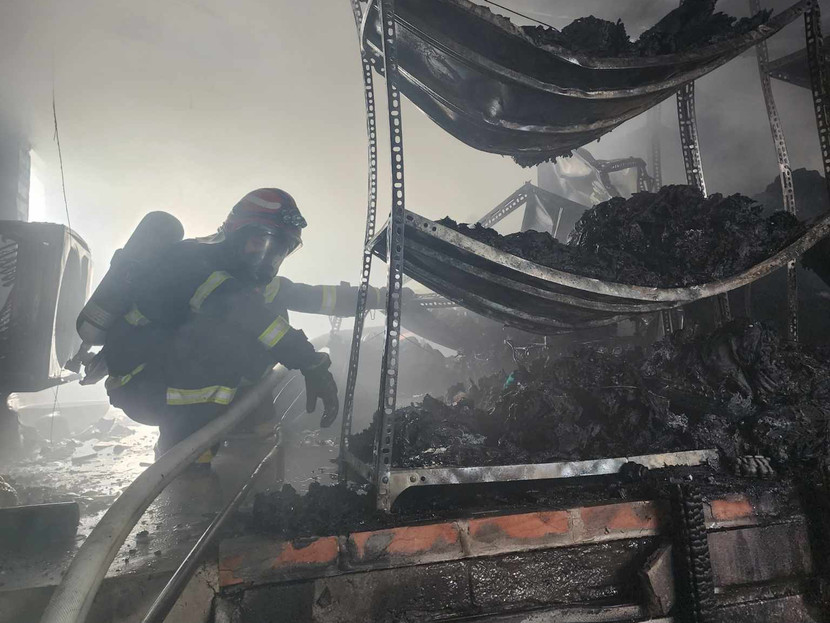 Lực lượng Cảnh sát PCCC và CNCH- CAQ Hoàng Mai nhanh chóng dập tắt đám cháy Lực lượng Cảnh sát PCCC và CNCH- CAQ Hoàng Mai nhanh chóng dập tắt đám cháy