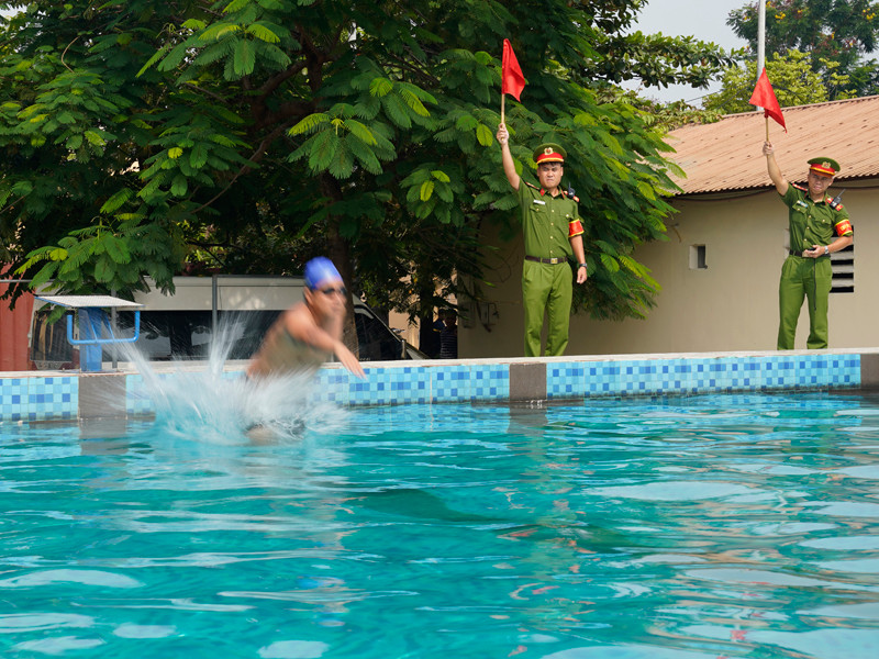 Các vận động viện được huấn luyện nội dung cứu nạn dưới nước Các vận động viện được huấn luyện nội dung cứu nạn dưới nước