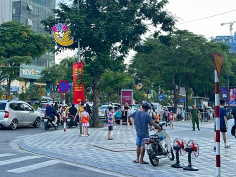 Lực lượng Công an đã phải căng sức phân luồng tuyên truyền, nhắc nhở các trường hợp để hạn chế việc ùn tắc giao thông