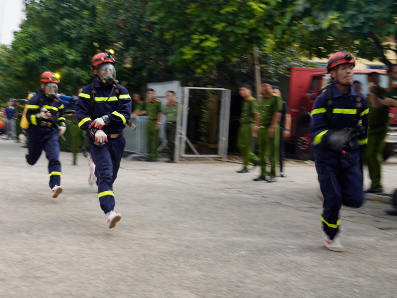 Các VĐV huấn luyện nội dung cứu nạn, cứu hộ Các VĐV huấn luyện nội dung cứu nạn, cứu hộ