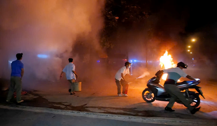 Lực lượng dân phòng và người dân tổ chức triển khai công tác chữa cháy ban đầu