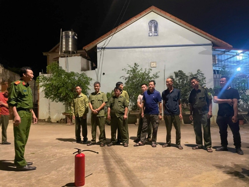 Cán bộ Công an xã Tiên Phong triển khai hướng dẫn, phổ biến nội dung kế hoạch trước khi thực tập