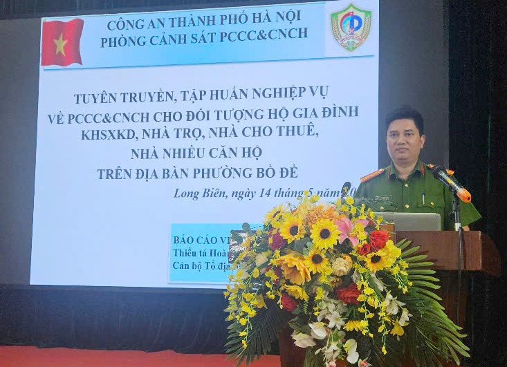 Thiếu tá Hoàng Văn Hải - Cán bộ Tổ địa bàn PCCC&amp;CNCH Long Biên - Báo cáo viên tuyên truyền, hướng dẫn người dân biện pháp an toàn PCCC