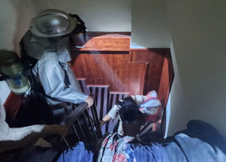 Cảnh sát PCCC cứu nạn an toàn cho người dân bị mắc kẹt trong đám cháy