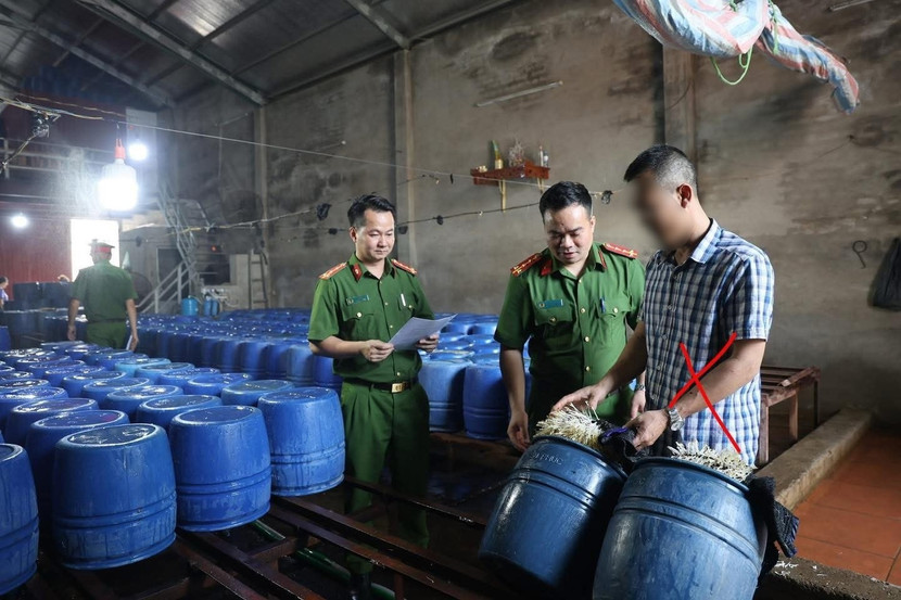 Lực lượng chức năng kiểm tra cơ sở sản xuất giá đỗ do Nguyễn Văn Tân làm chủ Lực lượng chức năng kiểm tra cơ sở sản xuất giá đỗ do Nguyễn Văn Tân làm chủ