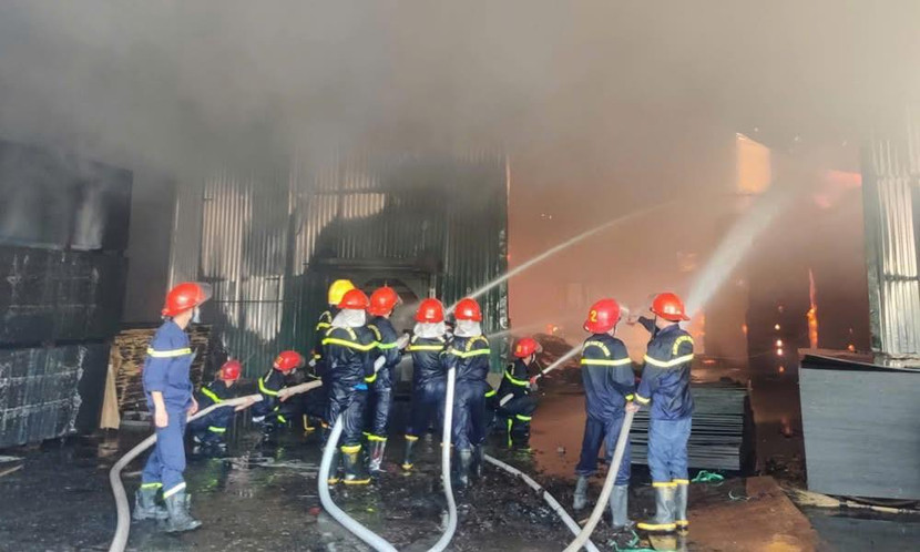 Lực lượng cứu hỏa khống chế cháy kho sản xuất gỗ