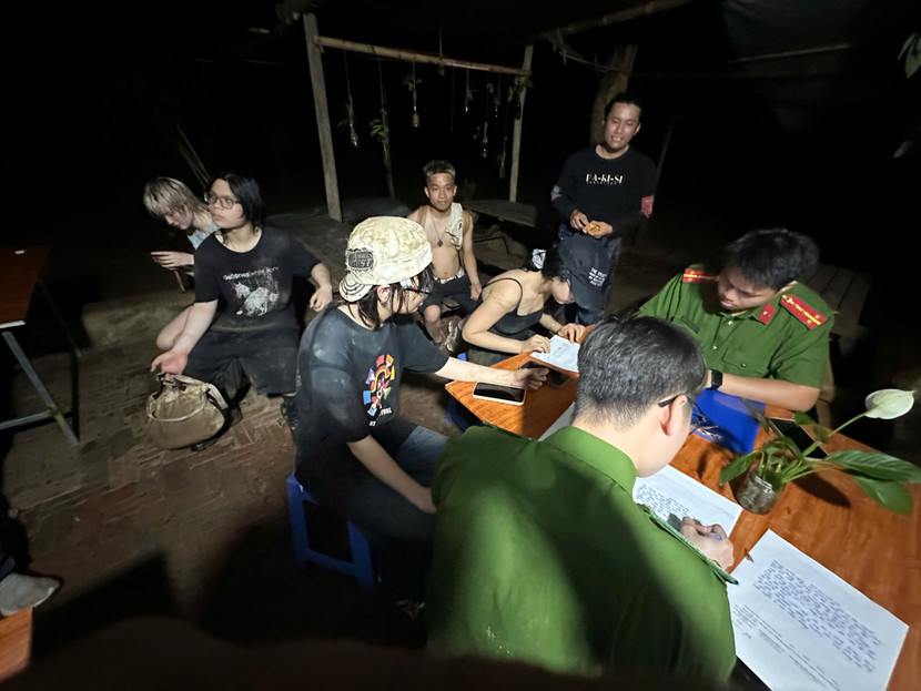 Những người mắc kẹt trên núi sau khi được giải cứu đã bày tỏ cảm ơn về sự kịp thời của lực lượng Cảnh sát PCCC và CNCH