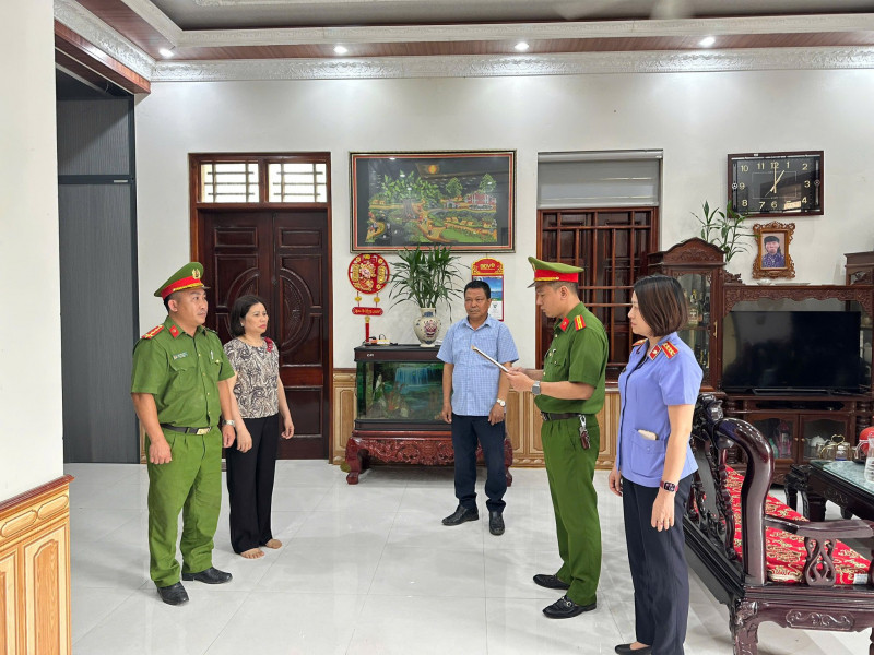 Cơ quan CSĐT Công an tỉnh Phú Thọ thực hiện lệnh khám xét khẩn cấp nơi ở, nơi làm việc của Văn Mạnh Thắng