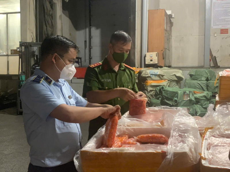 Lực lượng chức năng thu giữ hơn 7 tấn thực phẩm "bẩn" tại điểm tập kết hàng ở xã Vĩnh Quỳnh, huyện Thanh Trì, Hà Nội vào ngày 5-5 Lực lượng chức năng thu giữ hơn 7 tấn thực phẩm "bẩn" tại điểm tập kết hàng ở xã Vĩnh Quỳnh, huyện Thanh Trì, Hà Nội vào ngày 5-5