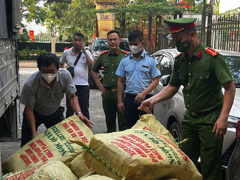 Tổ công tác thu giữ số tang vật không rõ nguồn gốc Tổ công tác thu giữ số tang vật không rõ nguồn gốc