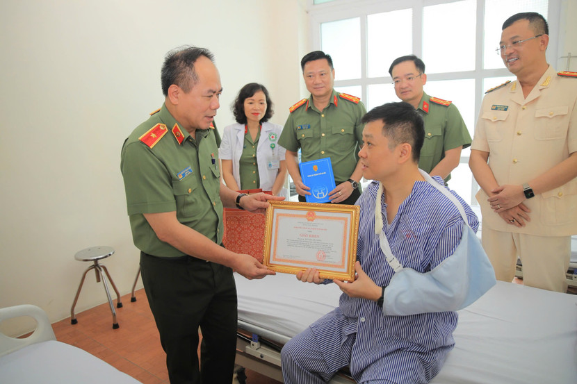 Thiếu tướng Nguyễn Thanh Tùng, Giám đốc Công an thành phố thăm hỏi, động viên và trao Giấy khen về thành tích đột xuất của Thượng tá Nguyễn Lê Cường, Phó trưởng Phòng Cảnh sát PCCC và CNCH Thiếu tướng Nguyễn Thanh Tùng, Giám đốc Công an thành phố thăm hỏi, động viên và trao Giấy khen về thành tích đột xuất của Thượng tá Nguyễn Lê Cường, Phó trưởng Phòng Cảnh sát PCCC và CNCH