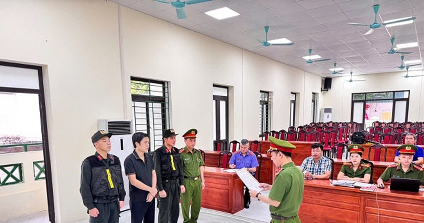 Phòng Cảnh sát Kinh tế, Công an tỉnh Hà Giang đọc lệnh bắt bị can đối với Lê Văn Toàn Phòng Cảnh sát Kinh tế, Công an tỉnh Hà Giang đọc lệnh bắt bị can đối với Lê Văn Toàn