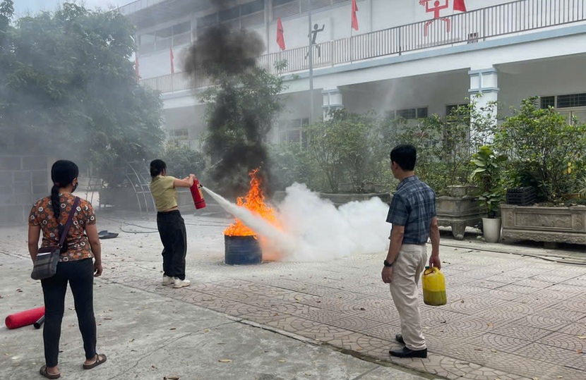 Các học viên thực hành sử dụng phương tiện PCCC và CNCH tại chỗ