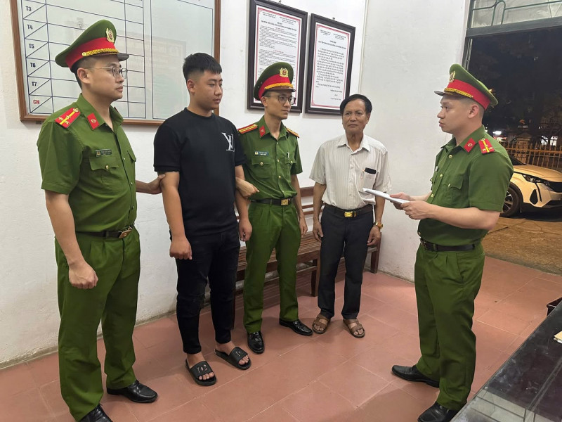 Cơ quan CSĐT Công an tỉnh Phú Thọ thực hiện lệnh bắt Hoàng Hải Long Cơ quan CSĐT Công an tỉnh Phú Thọ thực hiện lệnh bắt Hoàng Hải Long