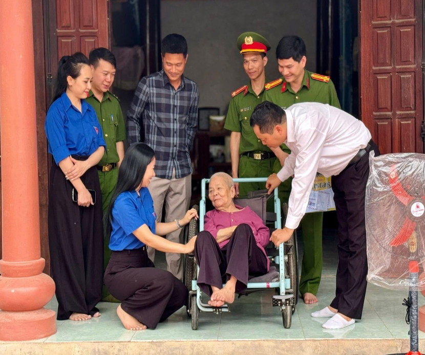 Phòng Cảnh sát THAHS&amp;HTTP cùng đại diện Công ty TNHH đầu tư xây dựng và thương mại Anh Phương trao tặng quà tại gia đình liệt sĩ và gia đình có hoàn cảnh khó khăn trên địa bàn xã Vân Sơn