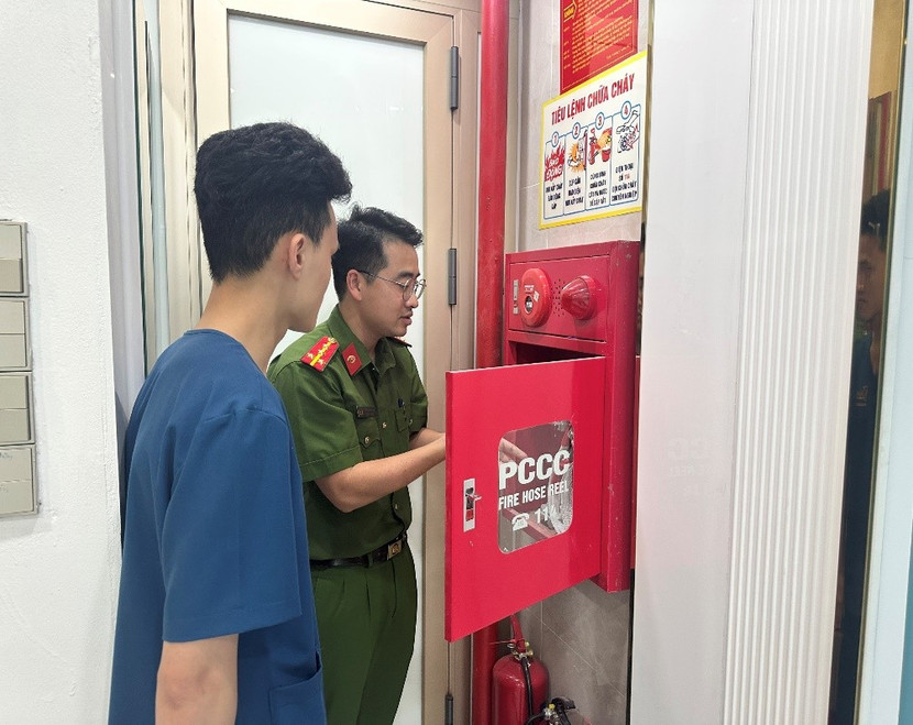 Cảnh sát PCCC và CNCH kiểm tra và hướng dẫn sử dụng thiết bị chữa cháy
