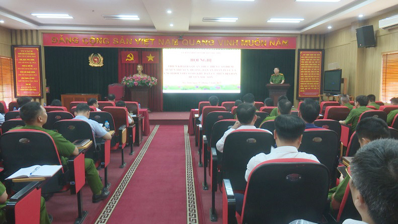 Thiếu tá Nguyễn Đức Thắng, Phó Trưởng Phòng Cảnh sát PCCC&amp;CNCH - CATP Hà Nội phát biểu tại hội nghị