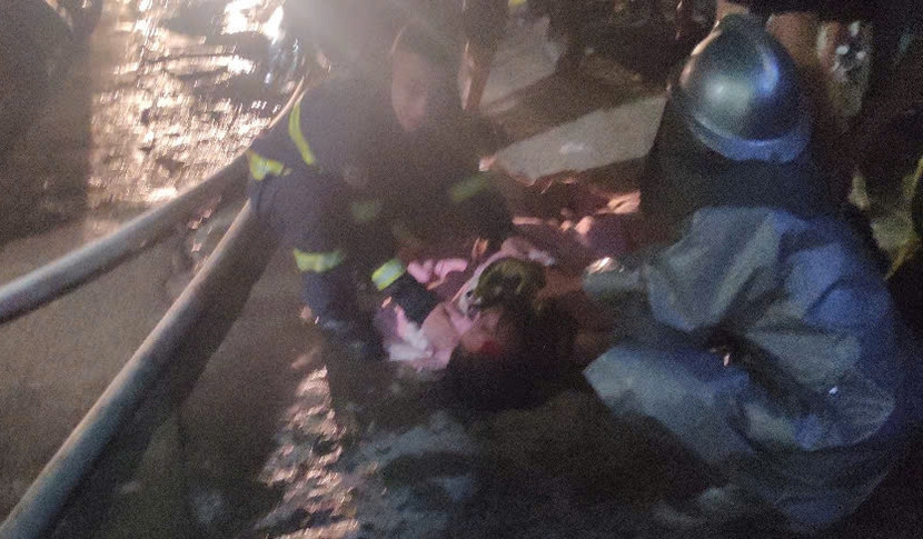 Lực lượng Cảnh sát PCCC và CNCH Công an TP Hà Nội cứu nạn an toàn người dân mắc kẹt trong vụ cháy tại phường Định Công