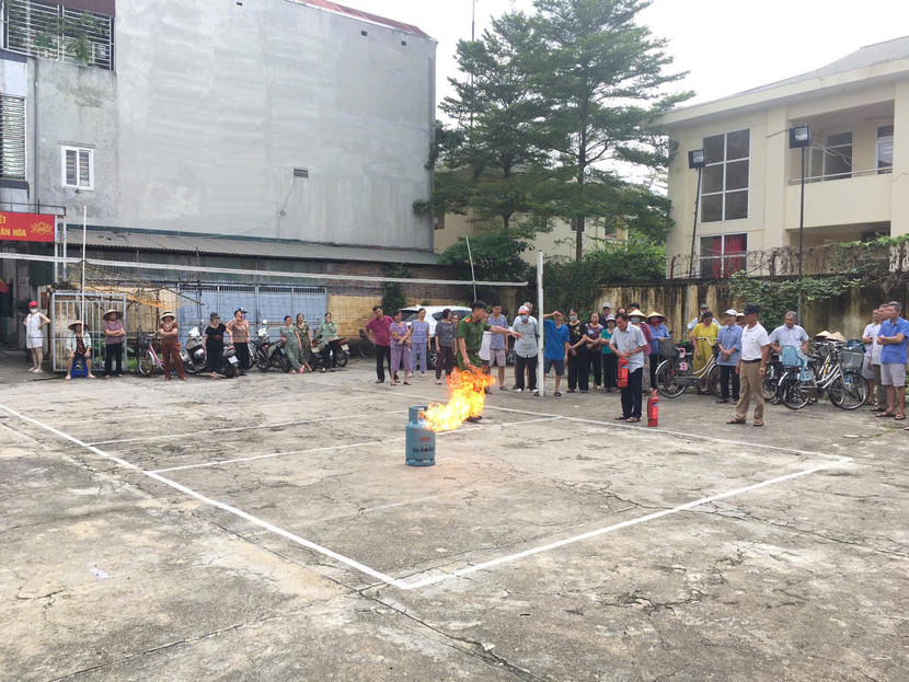 Học viên thực hành sử dụng bình PCCC