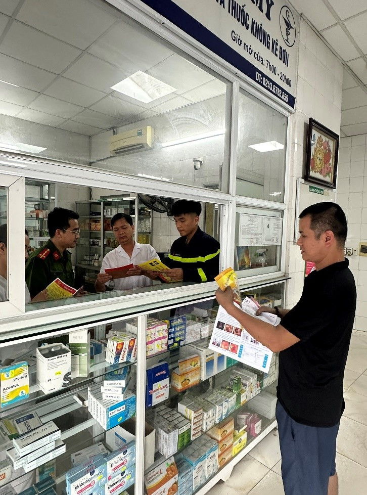 Cán bộ Cảnh sát PCCC và CNCH phát tài liệu, hướng dẫn kỹ năng cho người bệnh và cán bộ y tế