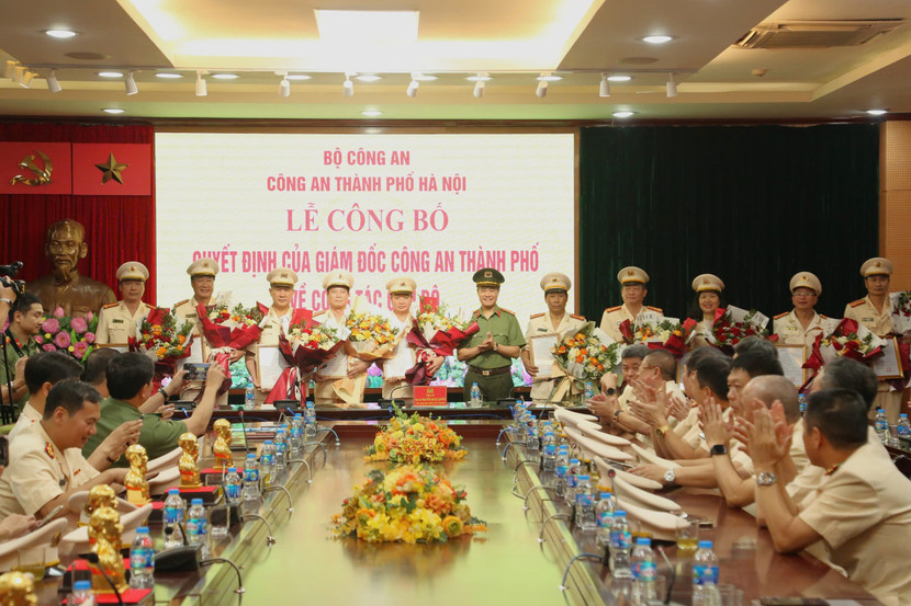 Đại tá Nguyễn Ngọc Quyền tặng hoa chúc mừng các đồng chí chỉ huy các đơn vị nhận quyết định nghỉ hưu