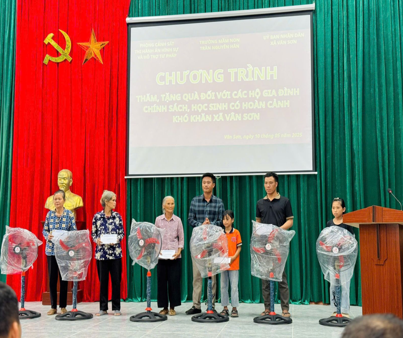 Đoàn công tác trao quà người dân có hoàn cảnh khó khăn tại xã Vân Sơn