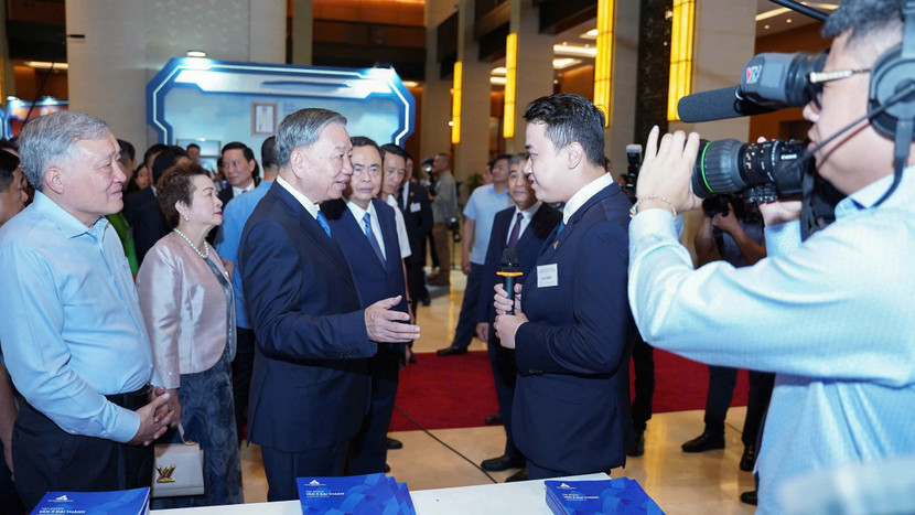 Tổng Bí thư Tô Lâm tham quan gian hàng và trao đổi, chia sẻ ý kiến với lãnh đạo của Tập đoàn Tân Á Đại Thành