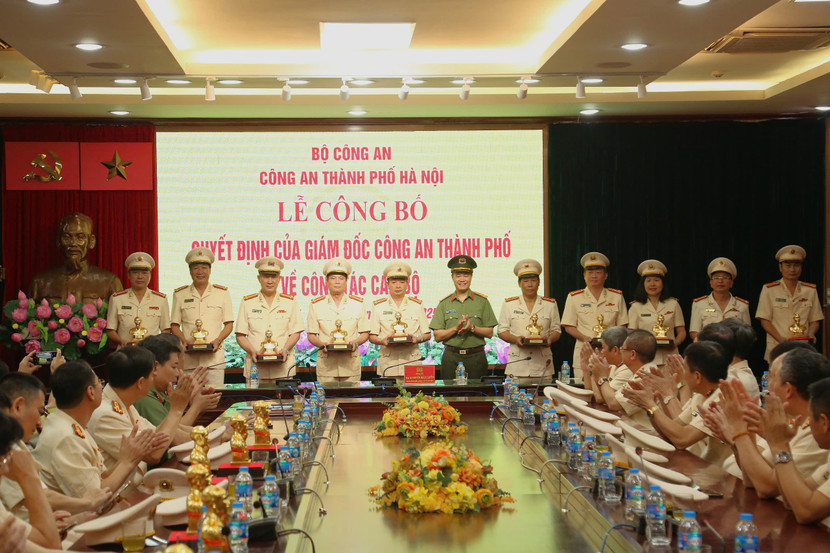 Đại tá Nguyễn Ngọc Quyền - Phó Giám đốc tặng quà lưu niệm cho các đồng chí nhận quyết định nghỉ hưu