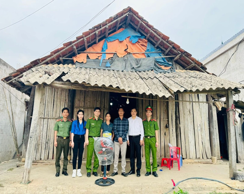 Phòng Cảnh sát THAHS&amp;HTTP cùng đại diện Công ty TNHH đầu tư xây dựng và thương mại Anh Phương trao tặng quà tại gia đình liệt sĩ và gia đình có hoàn cảnh khó khăn trên địa bàn xã Vân Sơn