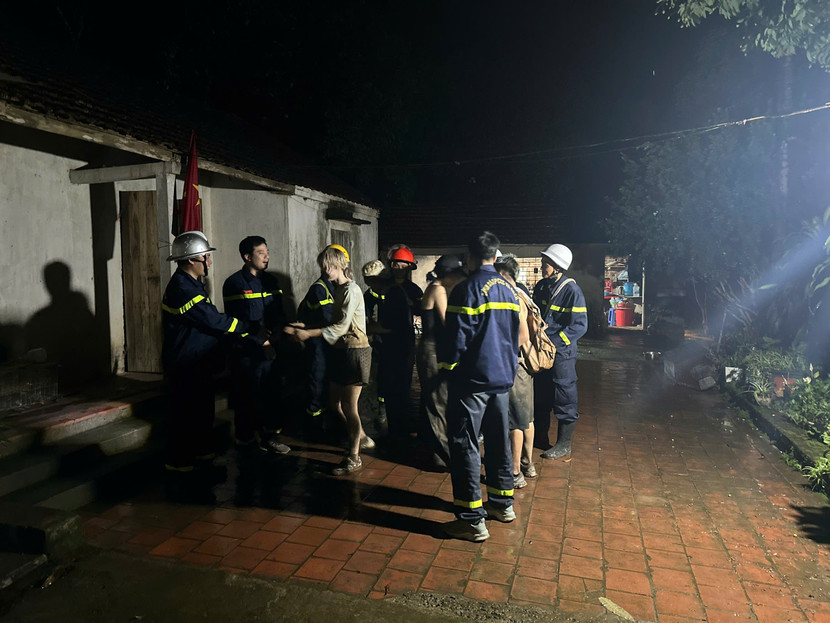 Các thành viên bị mắc kẹt trên núi trở về an toàn đã cảm ơn lực lượng Cảnh sát PCCC và CNCH