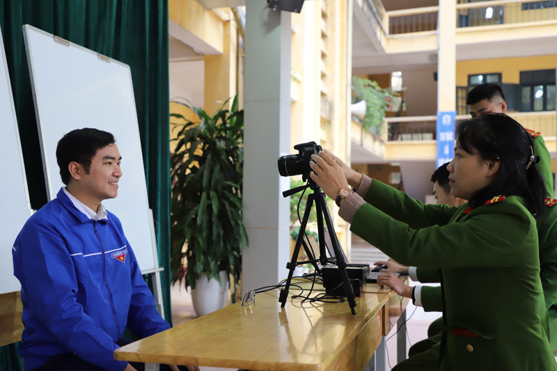 Tổ công tác CAQ Tây Hồ với phương châm "đi từng ngõ, gõ từng nhà, rà từng người" để thực hiện tuyên truyền, cấp định danh điện tử, hướng dẫn người dân cài đặt, sử dụng ứng dụng VneID