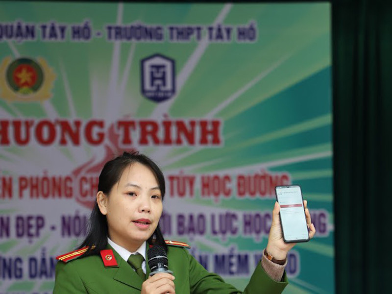 CAQ Tây Hồ tổ chức tuyên truyền về tiện ích của ứng dụng VNeID tại trường THPT trên địa bàn