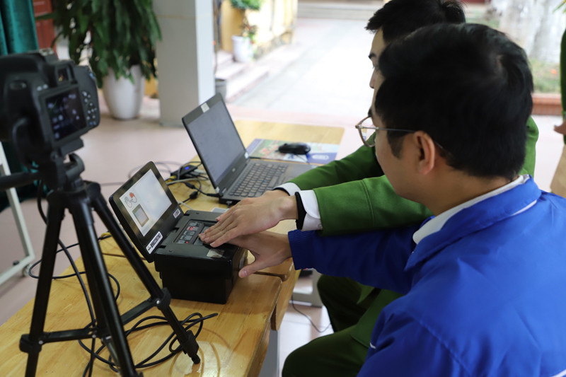 CAQ Tây Hồ mang máy lưu động xác thực định danh điện tử và hướng dẫn kích hoạt VNeID cho giáo viên và học sinh THPT trên địa bàn quận