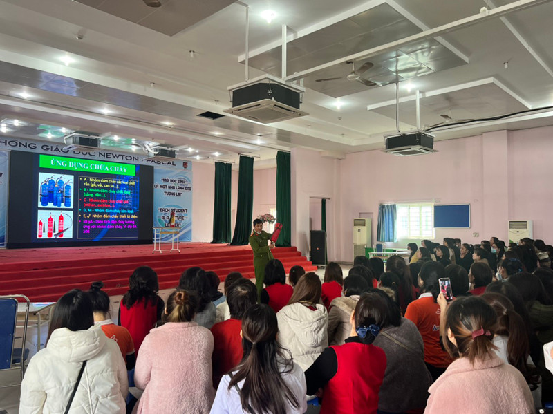 Lực lượng Cảnh sát PCCC và CNCH tuyên truyền, hướng dẫn người dân biện pháp sử dụng bình chữa cháy hiệu quả, an toàn Lực lượng Cảnh sát PCCC và CNCH tuyên truyền, hướng dẫn người dân biện pháp sử dụng bình chữa cháy hiệu quả, an toàn